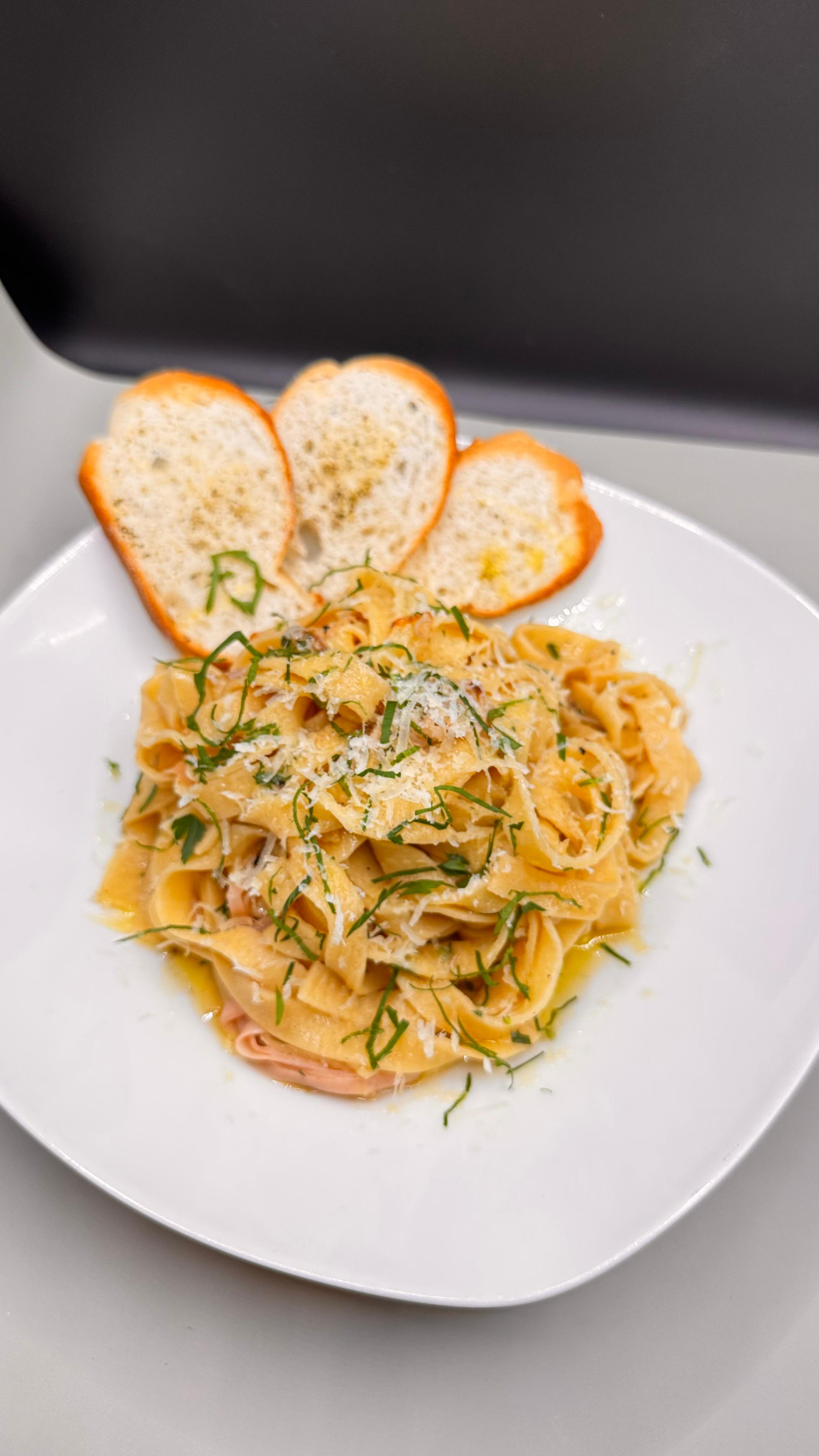 Pasta hecha a mano con salsa de temporada
